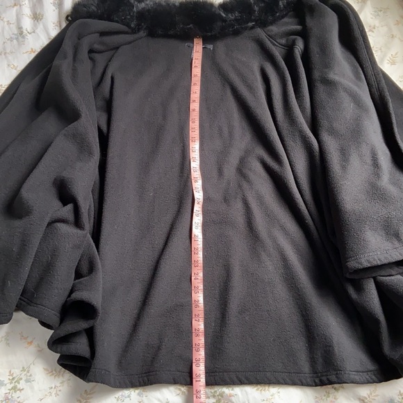 Faux fur trim black coat in great condition size large / extra large - Picture 7 of 8